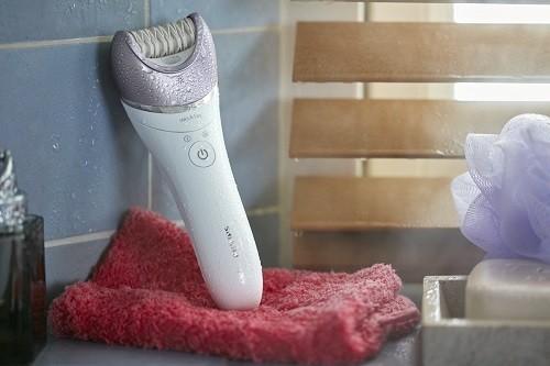 Philips Satinelle Advanced wet & dry epilator covered with water.